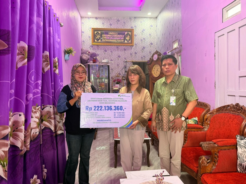 BPJS Ketenagakerjaan Serahkan Santunan dan Beasiswa Rp222 Juta bagi Ahli Waris Korban Puting Beliung di Sanggau