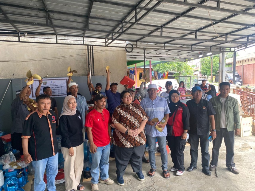 Serahkan Bantuan Mesin Kapal di Samarinda Seberang, Ananda Moeis Siap Kawal Masalah Solar Nelayan