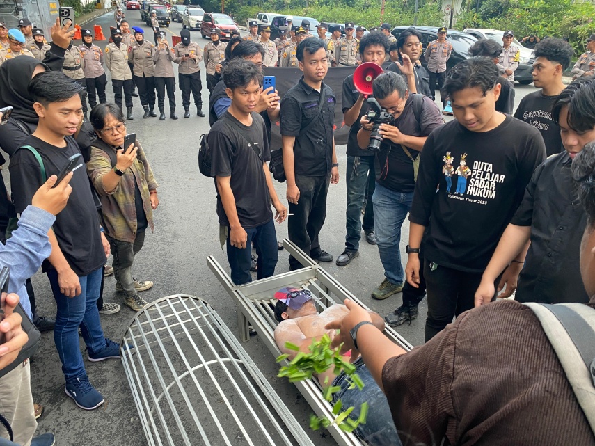 Aksi Demo di Simpang Jembatan Mahakam Samarinda, Massa Tuntut Penurunan Harga BBM dan Evaluasi MBG