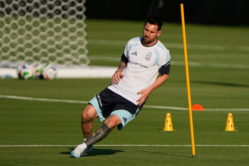 Argentina’s World Cup title defense draws a frenzy in Kansas City as Messi nurses a hamstring strain
