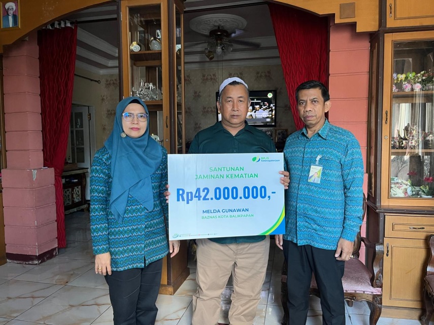 BPJS Ketenagakerjaan Serahkan Santunan Jaminan Kematian Ahli Waris Guru Ngaji di Balikpapan