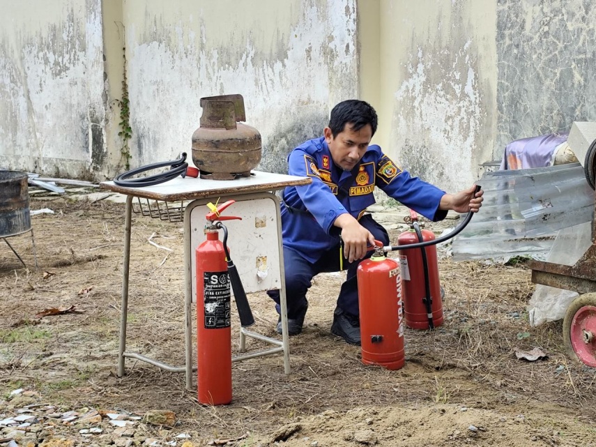 Gelar Simulasi Bareng Damkar Samarinda, PLN UPP KLT 3 Latih Pegawai Jinakkan Api