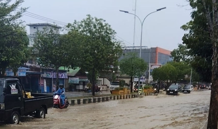 Banjir Jalan Gatot Subroto Tak Kunjung Usai, DPRD Berau Desak DPUPR Bongkar Sedimen Drainase