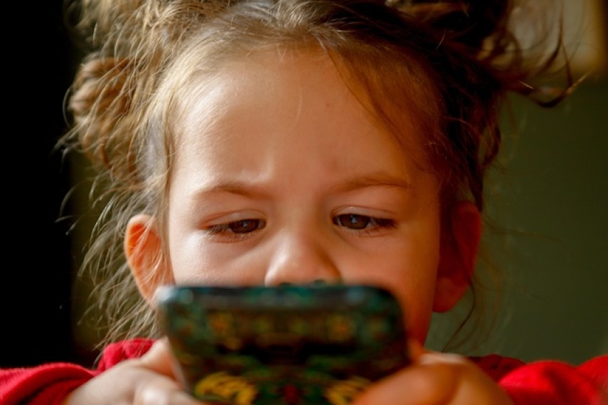 Waspada Anak Tantrum dan Obesitas, Dokter Beberkan Bahaya Kecanduan Gadget