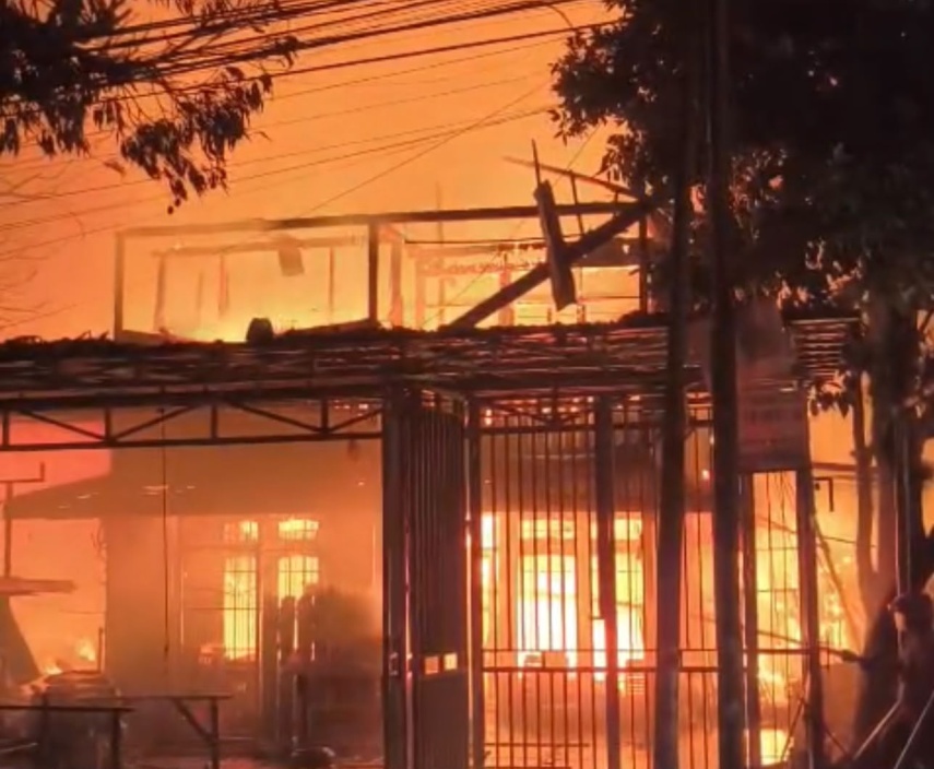 Api Mengamuk di Tengah Malam, Tujuh Rumah di Kelurahan Baru Hangus Terbakar