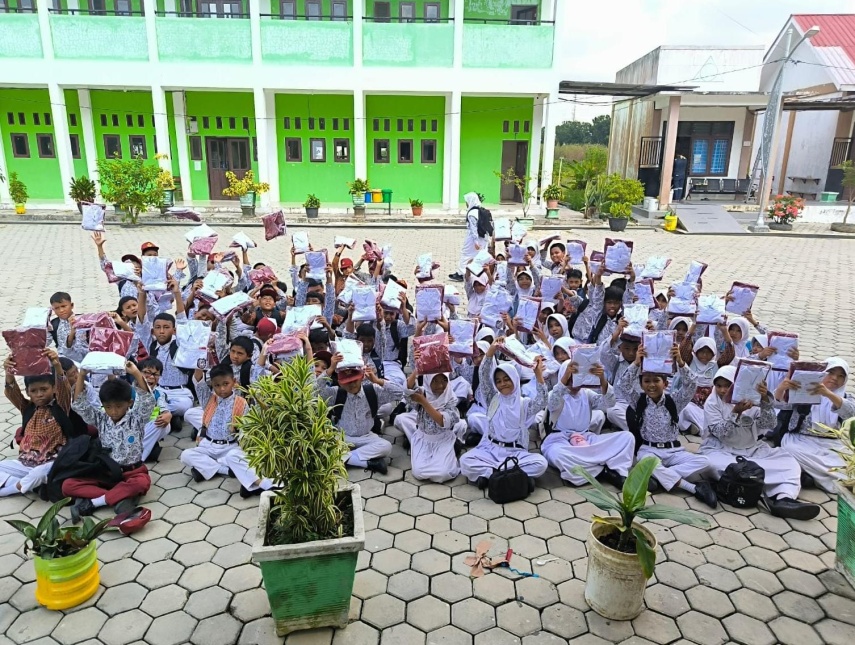 543 Siswa SDN 010 Bontang Utara Terima Seragam Gratis, Distribusi Tuntas dalam Hitungan Hari