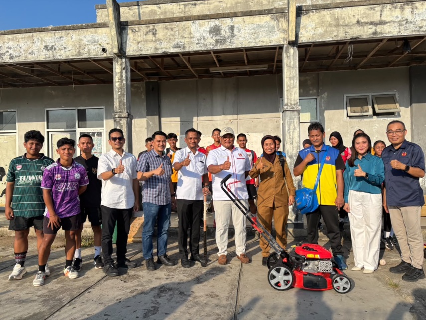 KONI Kaltim Respons Keluhan Atlet, Salurkan Bantuan Mesin Potong Rumput untuk Lapangan Hoki