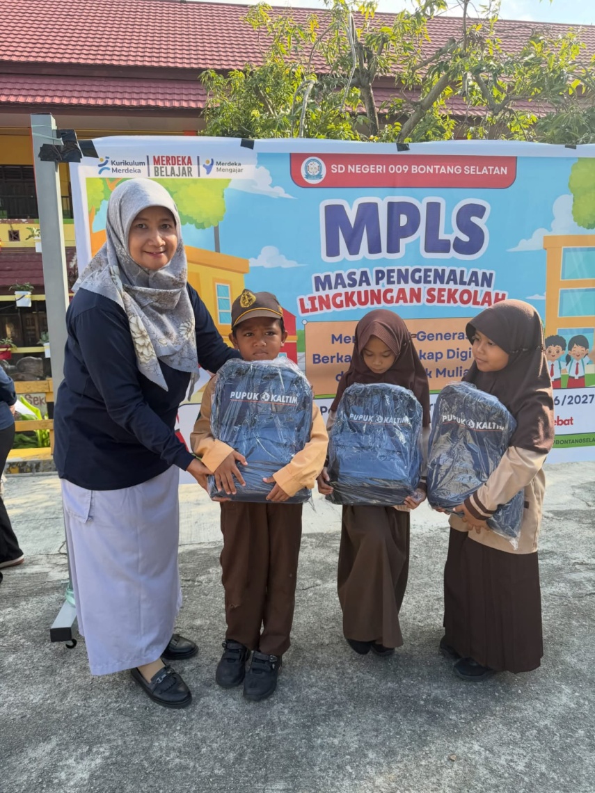 Dukung Pendidikan, Pupuk Kaltim Bantu Tas Sekolah bagi Siswa Baru SDN 009