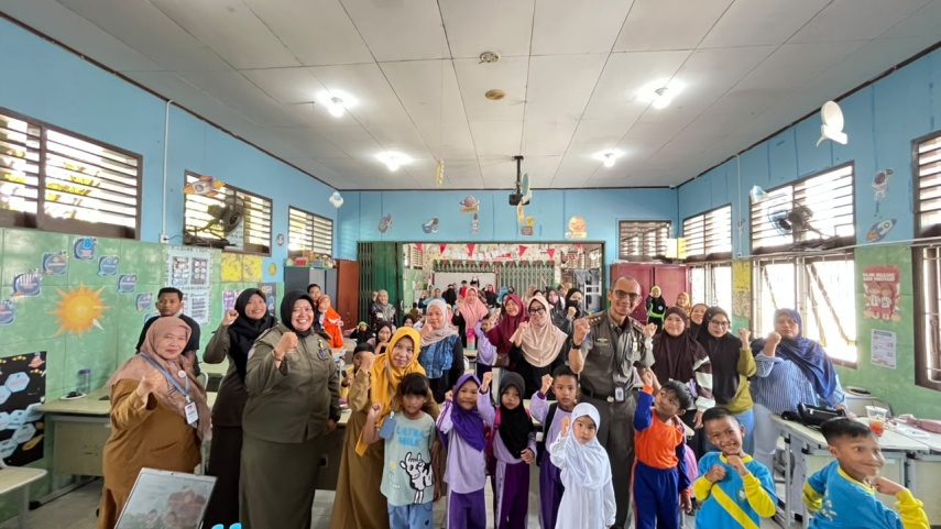 Satpol PP Sosialisasikan Program Wajar 19-21 ke Siswa Baru SDN 013 Bontang Selatan