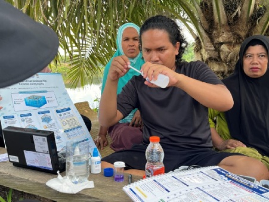 Unmul Dampingi Pembudidaya Nila di Sabintulung Terapkan Monitoring Kualitas Air Rawa Gambut