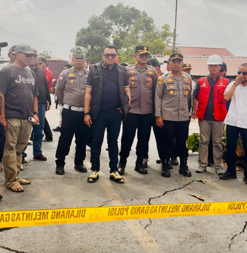 Bupati Kukar Tinjau Jalan Amblas di Dusun Margasari, Imbau Warga Terdampak Mengungsi Sementara