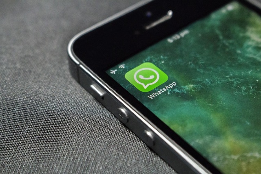 Awas Terjerat Hukum! Bikin Stiker WhatsApp Pakai Foto Orang Lain Terancam 8 Tahun Penjara