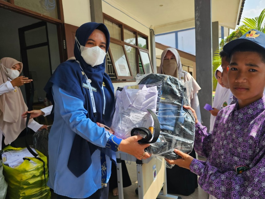Ringankan Beban Orangtua, 343 Siswa SMPN 9 Bontang Terima Seragam dan Tas Gratis