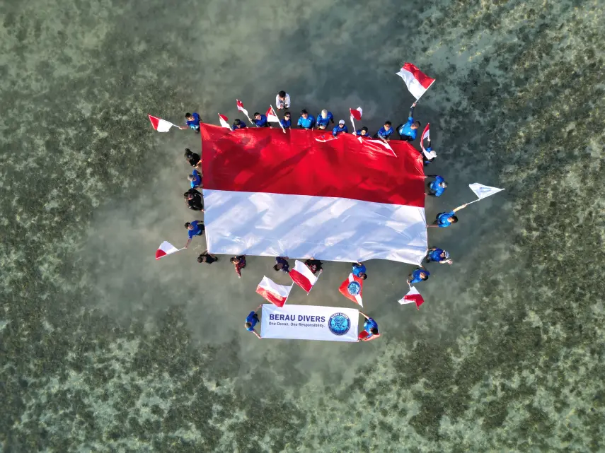 Sambut HUT ke-81 RI, Komunitas Berau Divers Kibarkan Merah Putih dan Transplantasi Karang di Pulau Maratua