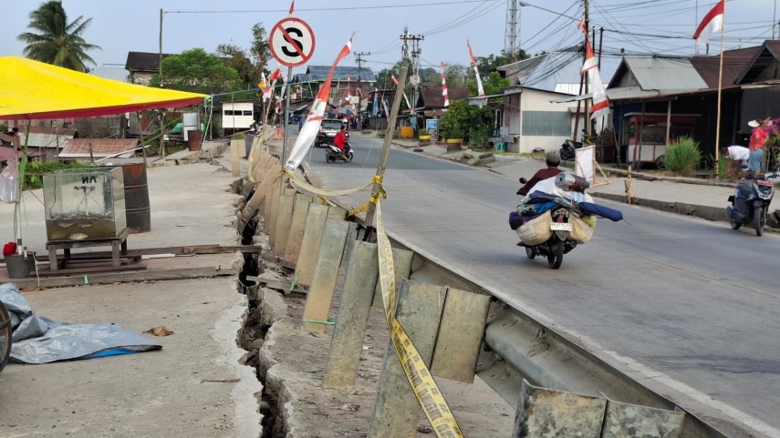 Belum Lama Diperbaiki, Jalan Yos Sudarso Desa Jembayan Kukar Kembali Retak