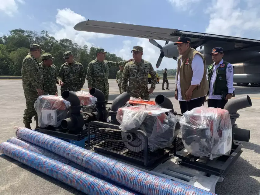 Pesawat Hercules TNI AU Angkut 12,9 Ton Bantuan Pompa Karhutla ke Kaltim