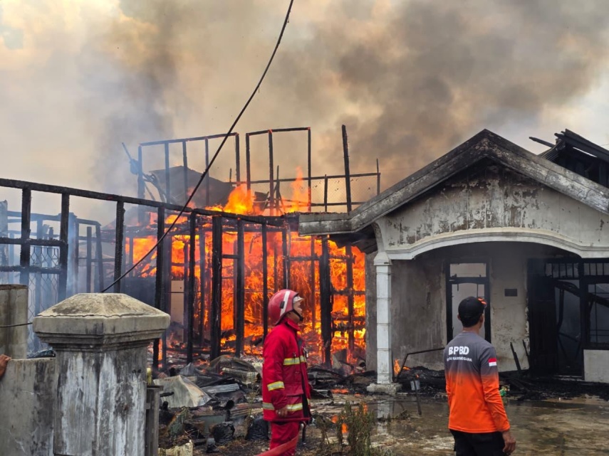 Empat Rumah di Timbau Kukar Ludes Terbakar, Enam Warga Dilarikan ke RSUD