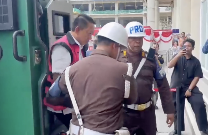Tangan Diborgol, Mantan Jampidsus Febrie Adriansyah Jalani Pemeriksaan di Kejagung