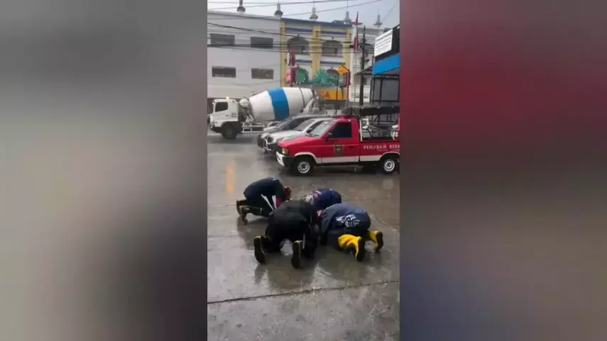 Berjijibaku 60 Hari Lawan Karhutla, Petugas Damkar Samarinda Sujud Syukur Diguyur Hujan Deras