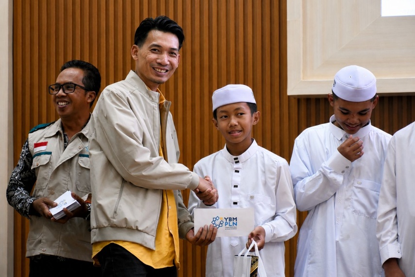 Peringati Maulid Nabi, PLN UIP KLT Gelar Khitan Massal dan Santunan di Banjarbaru