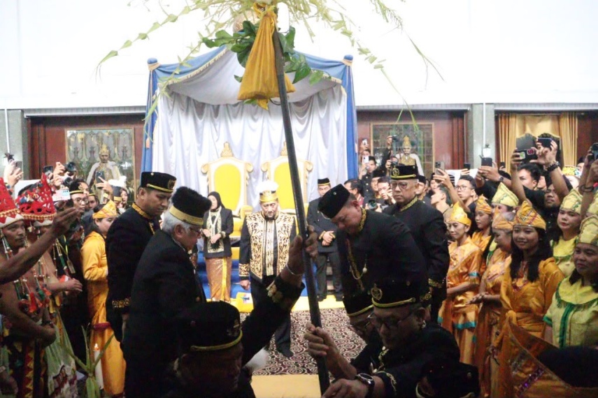 Selama Tiang Ayu Berdiri, Sultan Kutai Kartanegara Ing Martadipura Jalani Tradisi Tak Menginjak Tanah