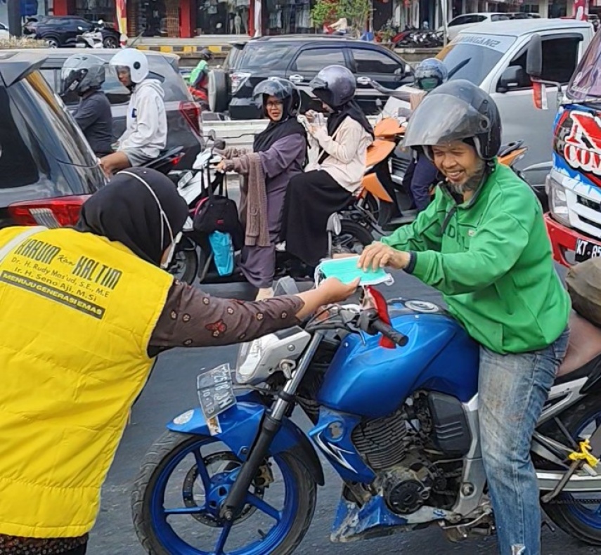 Harum Center dan Komunitas Anak Muda Samarinda Bagikan 20 Ribu Masker di Tengah Kabut Asap