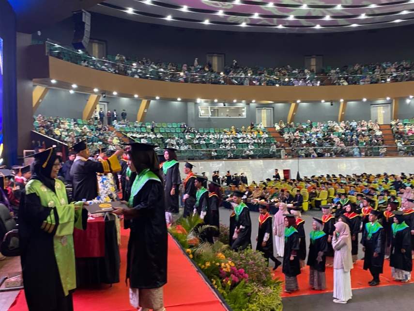 UMKT Luluskan 720 Wisudawan, Rektor Ingatkan Tantangan Dunia Kerja Makin Dinamis