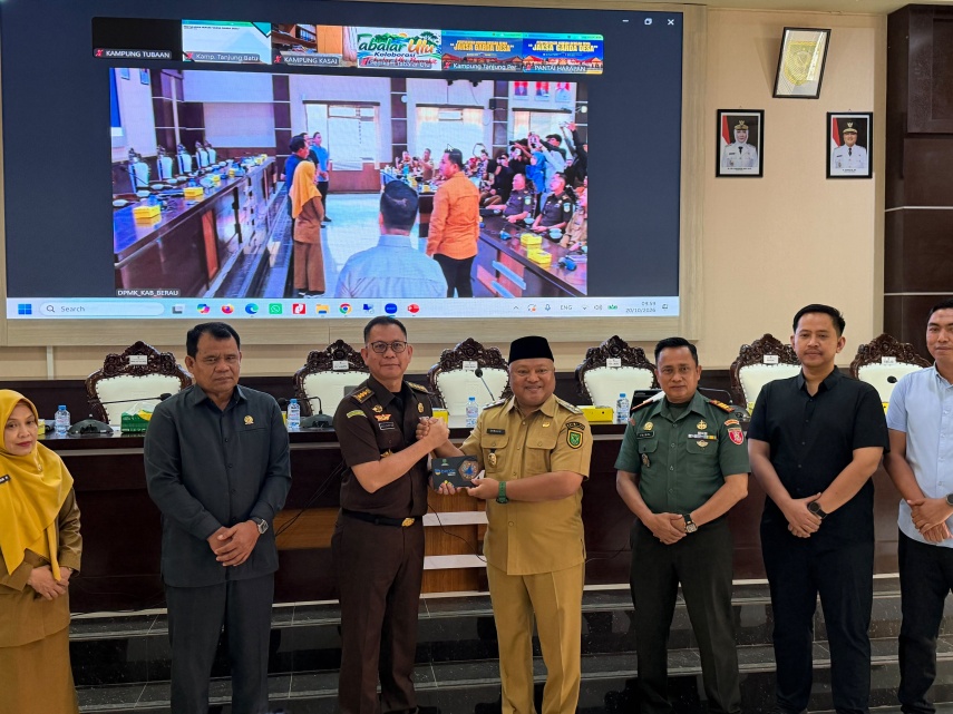 Gamalis Ingatkan Aparatur Kampung Berau Pahami Hukum dalam Kelola Anggaran