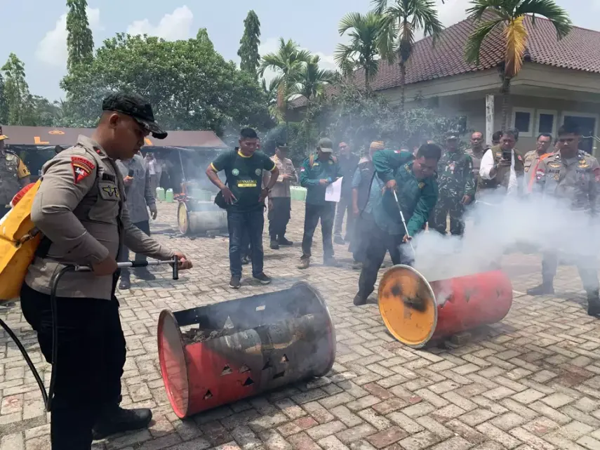 Polda Kaltim Distribusikan 1.500 Liter Cairan Kimia Berbahan Sawit Olahan Unmul untuk Padamkan Karhutla