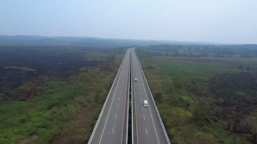 Karhutla Hanguskan 35 Hektare Lahan Tepi Tol Balsam Kukar, Asap Pekat Batasi Jarak Pandang Pengendara