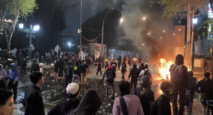 Polda DIY Pukul Mundur Massa Anarkistis di Malioboro, Sejumlah Orang Diamankan